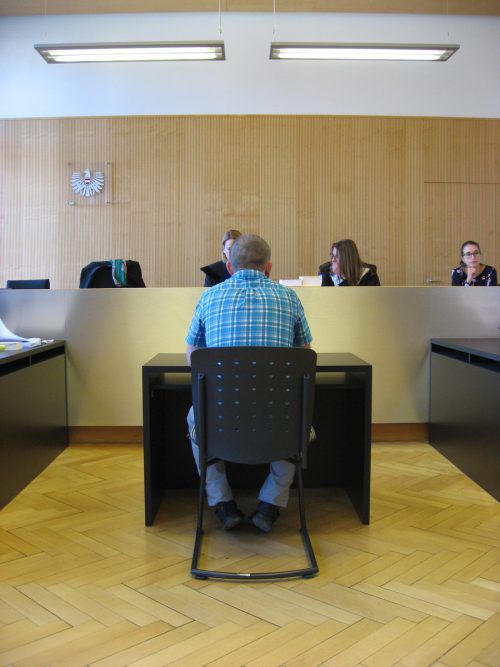 Der Angeklagte wurde zu 14 Monaten Haft verurteilt, zehn davon sind bedingt.  Ec