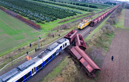 Der Regionalexpress war auf einen stehenden Güterzug geprallt. AFP
