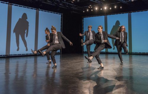 Der Titel stimmt: „Swing. Dance to the right“ des Aktionstheaters unter Martin Gruber am Spielboden.  Stiplovsek