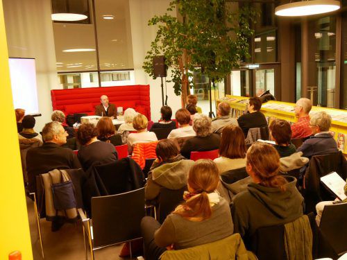 Der Vorraum der Arbeiterkammer-Bibliothek verwandelte sich in einen Vortragsraum und Startplatz für Weltenreisen.  Kogelnig (2)