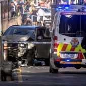 Auto rast in Menschenmenge