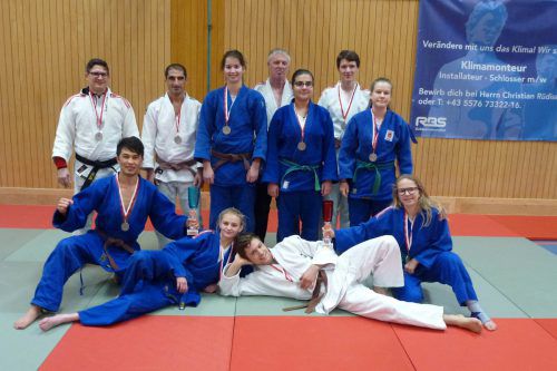 Die Damen- und Herrenmannschaft des Union Judo-Clubs Hohenems nach der erfolgreichen Landesmeisterschaft. Judoclub