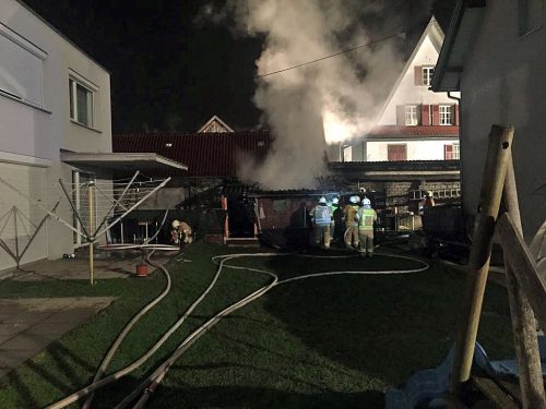 Die Feuerwehr musste bei der Brandbekämpfung mit schwerem Atemschutz vorgehen. vol.at/Madlener