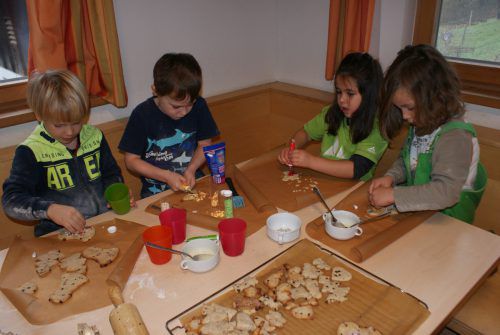 Die Kindergartenkinder haben Kekse gebacken, die jetzt  verteilt werden.