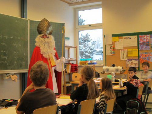 Die Nikolausspielrunde organisiert auch Besuche des Nikolaus in den Götzner Schulen.