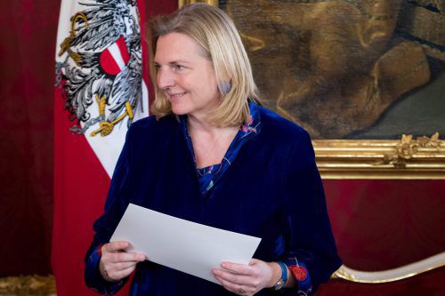 Die parteilose Kneissl sitzt auf einem "FPÖ-Ticket" im Ministerium. AFP