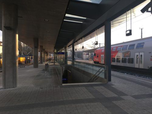 Die Personenunterführung ist jetzt offen. Am Bahnhofsgebäude wird dagegen noch eifrig gearbeitet. Bis Mitte 2018 soll aber alles fertig werden. VN/Schweigkofler