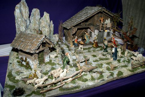 Die selbst gebaute Krippe der Senecura-Bewohner.  pe