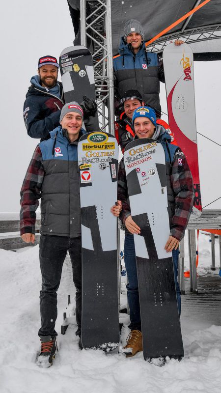 Die Snowboardcrosser Markus Schairer, Julian Lüftner (hinten v. l.), Alessandro und Luca Hämmerle (vorne v. l.) nehmen Skicrosser Bernhard Graf in ihre Mitte. VN-Lerch