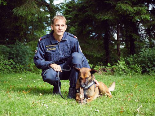 Diensthundeführer Bertram Hrach mit seinem treuen Partner Bobby.  polizei