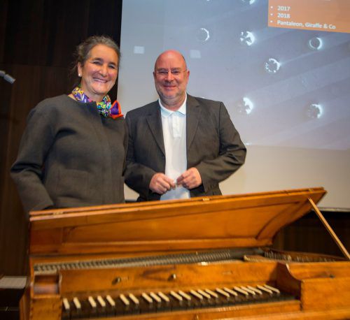 Direktor Andreas Rudigier mit der Ethnologin und Ausstellungskuratorin Theresia Anwander. VN/Paulitsch