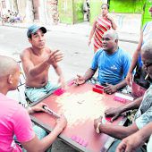 Männer spielenDomino