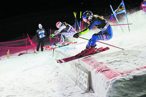 Ein Duell fast auf Augenhöhe: Am Ende gab Mikaela Shiffrin (vorne) im Finale des Parallelslaloms in Courchevel Petra Vlhova um vier Hundertstelsekunden das Nachsehen. ap