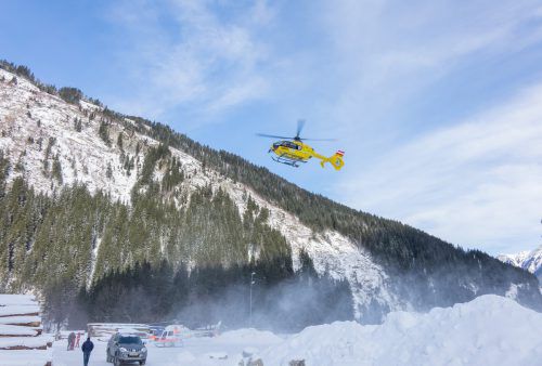 Ein starker Föhnsturm erschwerte die Rettungsarbeiten. Apa