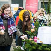 Viele halfen beim Dekorieren von Christbäumen zugunsten der Lebenshilfe. »A8