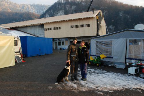 Florian und Katja Kathan vor dem neu errichteten Wirtschaftsgebäude.