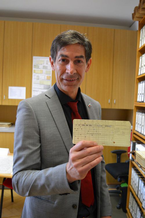 Georg Falch, Dienststellenleiter im Bludenzer Vermessungsamt, mit einer historischen Lochkarte.  bi