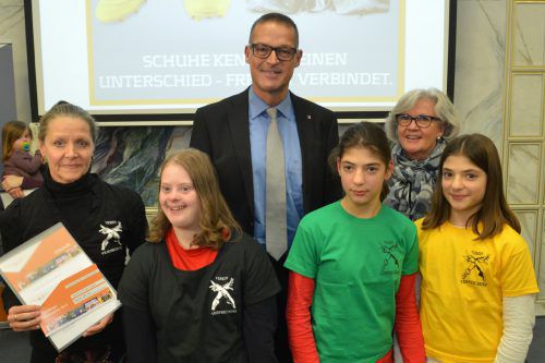 Gesundheitslandesrat Christian Bernhard inmitten von zufriedenen Menschen. VLK