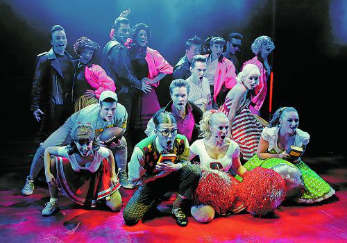 Grease erzählt eine der schönsten High School-Romanzen, die je die Bühnen dieser Welt erobert haben. herbert schulze