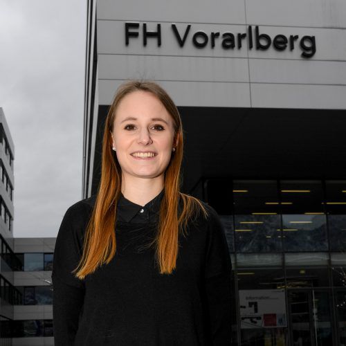 Hanna Engljähringer vor der Fachhochschule Dornbirn. Im nächsten Halbjahr studiert sie in Irland. VN/Paulitsch