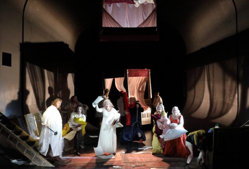 Im Zeittunnel geht es zurück in die Renaissance, in der nach „Il tabarro“ und „Suor Angelica“ das dritte Werk, „Gianni Schicchi“, spielt.  Staatsoper/Hösl