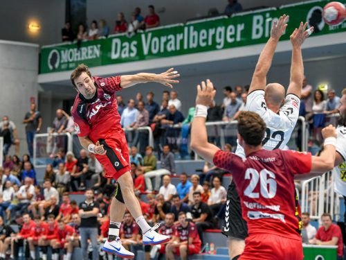 Marko Tanaskovic trug sich beim 25:20-Heimsieg im Westderby gegen Schwaz sechsmal in die Torschützenliste ein. gepa