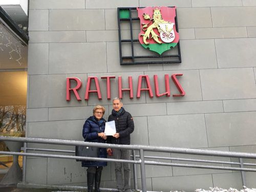 Melly Grabher und Stefan Zünd vor der Abgabe des Antrags gegen die Ansiedlung von Ikea bei der Gemeinde.  Grabher