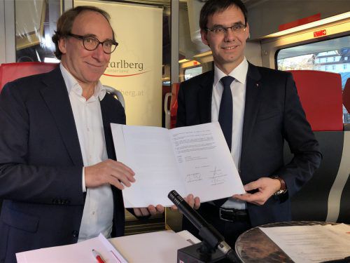 Mobilitätslandesrat Johannes Rauch (links) und Landeshauptmann Markus Wallner präsentierten am Freitag das fertige Vertragswerk. VN/Prock