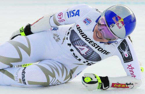 Nach dem Super-G musste Lindsey Vonn wegen Rückenschmerzen in den Schnee.  ap