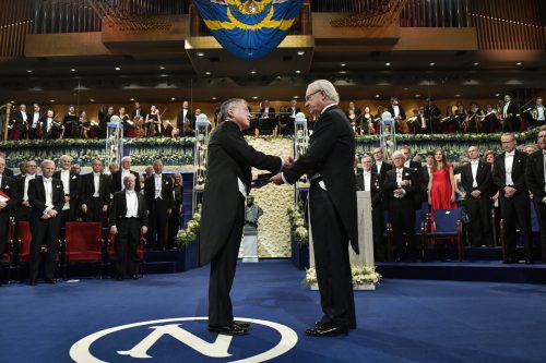 Nobelpreisverleihung an Kazuo Ishiguro durch den schwedischen König. AP