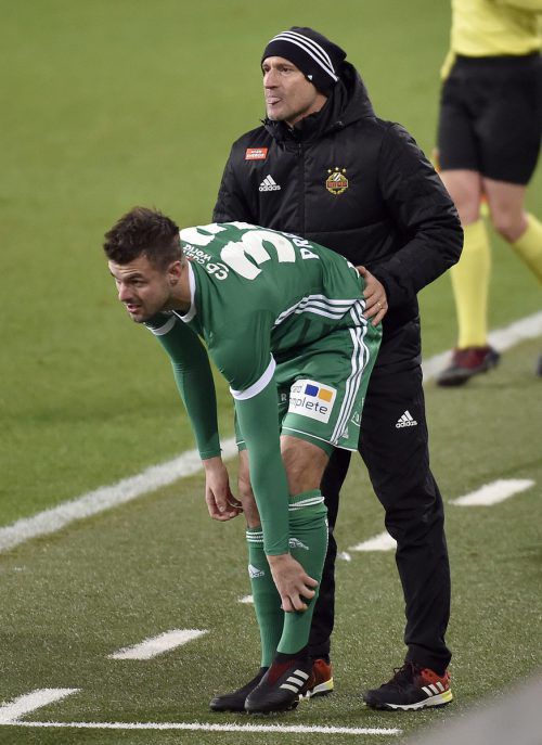 Rapid-Trainer Goran Djuricin mit seinem Mittelstürmer Philipp Prosenik (vorne). apa