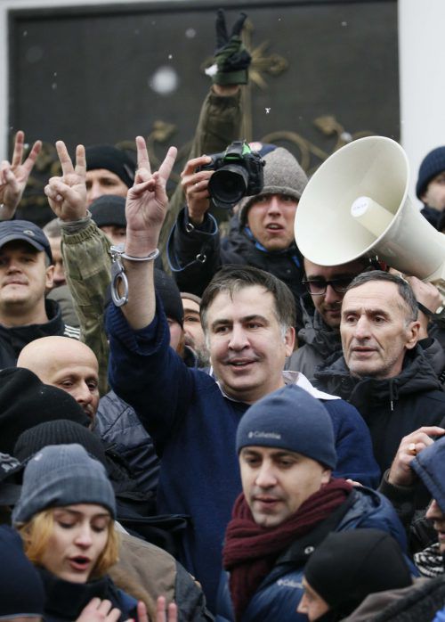 Saakaschwili nach seiner Befreiung in der Hauptstadt Kiew. An seiner Hand hängt noch eine Handschelle. reuters