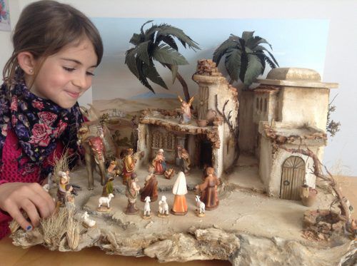 Schöne Beispiel heimatlicher und orientalischer Krippen beim lebendigen Schaufenster. Veranstalter
