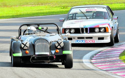 Schwarz legt sich mit seinem Morgan+8 im Histo-Cup mächtig in die Kurven. autosport.at