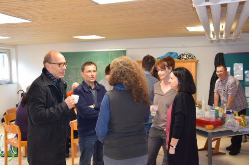 Stadtrat Michael Rauth und Direktor Andreas Haim im Gespräch mit Lehrerinnen.