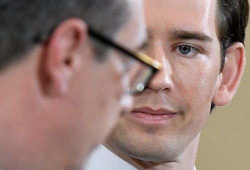 Strache (l.) und Kurz stellten ihre Pläne zum Thema „Wirtschaftsstandort & Entbürokratisierung“ vor. Sie wollen etwa den Zwölf-Stunden-Tag ermöglichen. APA