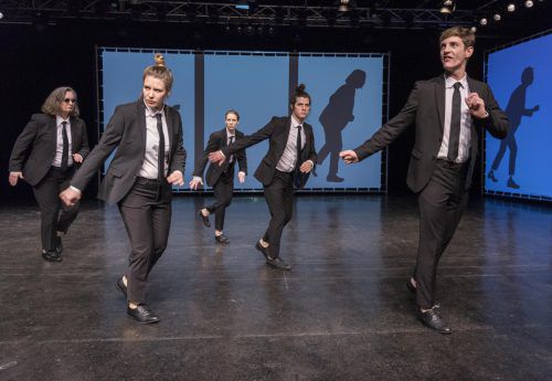 „Swing. Dance to the right“ heißt das neue Stück des Aktionstheater-Ensembles unter Martin Gruber. Die Uraufführung findet in Dornbirn statt. Folgeaufführungen gibt es in Wien. Stiplovsek
