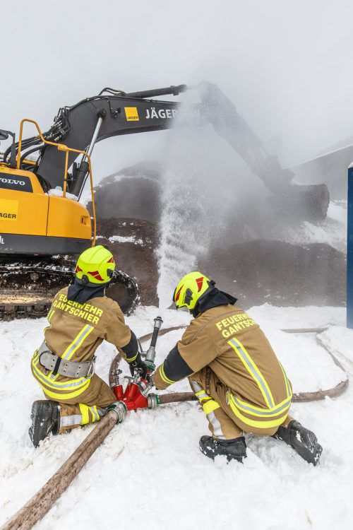 Tausende Kubikmeter Hackschnitzel wurden vom Feuer erfasst. Eine besondere Heraus­forderung bei den Löscharbeiten für die Feuerwehr.  Hofmeister
