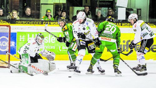 Torhüter Misa Pitilä, Panu Hyyppä und Maximilian Hohenegg lassen die Lustenauer Stürmer Max Wilfan und Philipp Winzig nicht zur Entfaltung kommen. sams