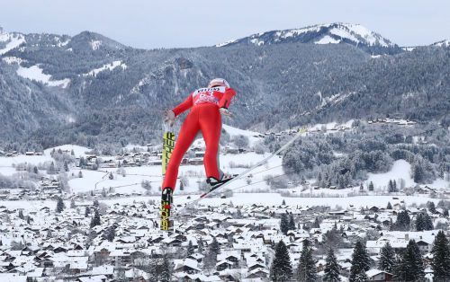 Über den Dächern von Oberstdorf. Stefan Kraft war in der Qualifikation für das heutige Auftaktspringen der Vierschanzentournee einmal mehr der beste ÖSV-Adler. Reuters