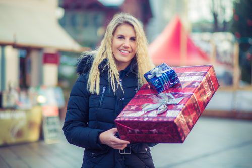 Vanessa aus Feldkirch ist beim Weihnachtseinkauf in der Dornbirner Innenstadt fündig geworden. Die Händler hoffen auf viele „Christkindle“ am Wochenende.  VN/PS