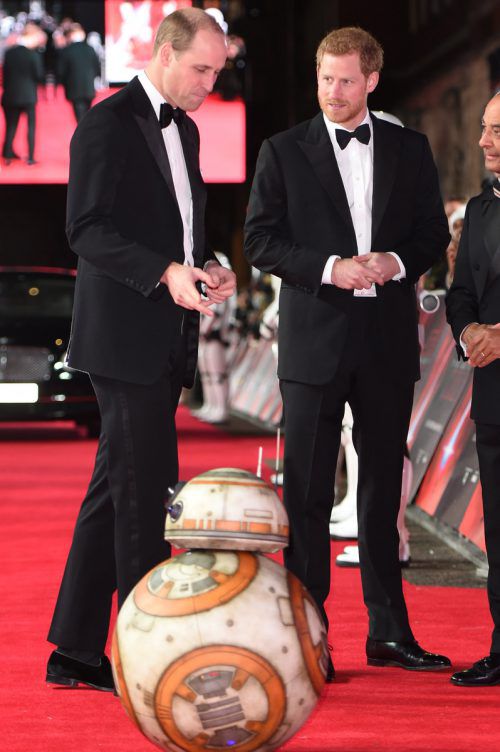 William und Harry wurden von BB-8 begrüßt.  APA