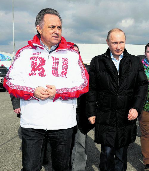 Witaly Mutko (l.), der Sport-Strippenzieher im russischen Reich von Wladimir Putin, wurde vom IOC lebenslang gesperrt. ap