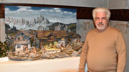 Wolfgang Flucher investierte rund 200 Arbeitsstunden in seine aufwendig gestaltete Krippe im alpenländischen Stil.  Loacker