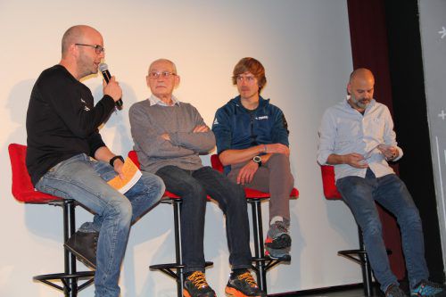 Zwei Bergsteigerlegenden: Simon Messner (2.v.r.) und Oswald Ölz (2.v.l.) auf dem Podium des Bergfilmfestivals „Gratwanderung“.  str
