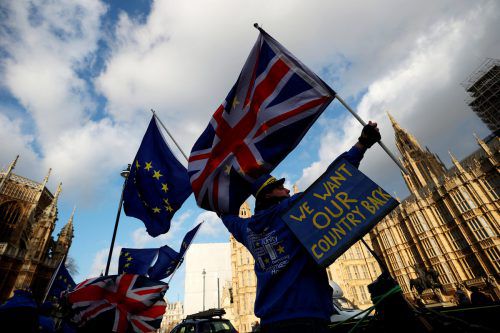 Aktivisten demonstrieren vor dem Parlament in London gegen den Austritt aus der Union. reuters