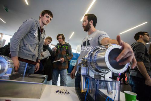 Alexander Jäger zeigt Neugierigen Technik der Illwerke VKW. VN/Steurer