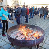 Die Sorgen den Flammen überlassen