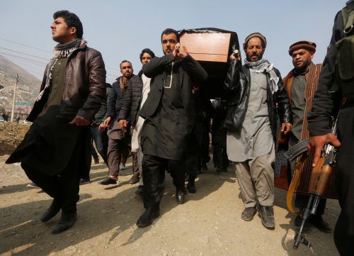 Am Tag nach dem verheerenden Anschlag in Kabul werden Opfer begraben.  reuters