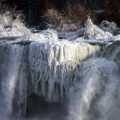 Eiseskälte erzeugt Naturspektakel an Niagarafällen